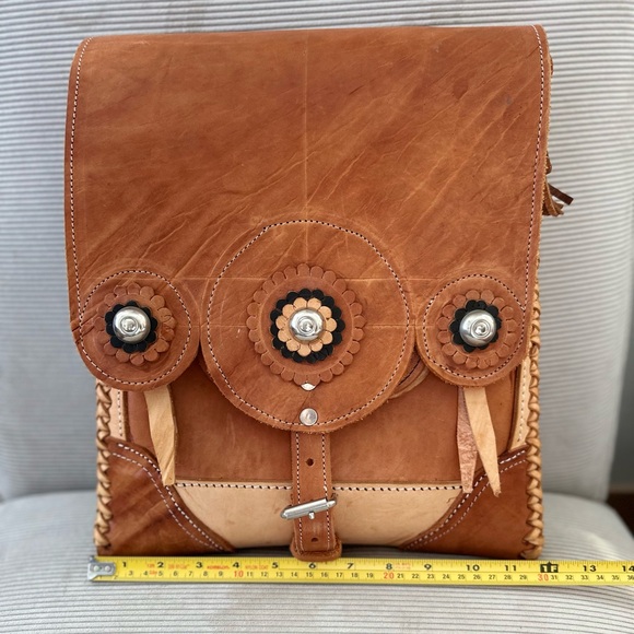 Genuine vintage vachetta leather flap shoulder bag with flowers woven - Picture 11 of 12